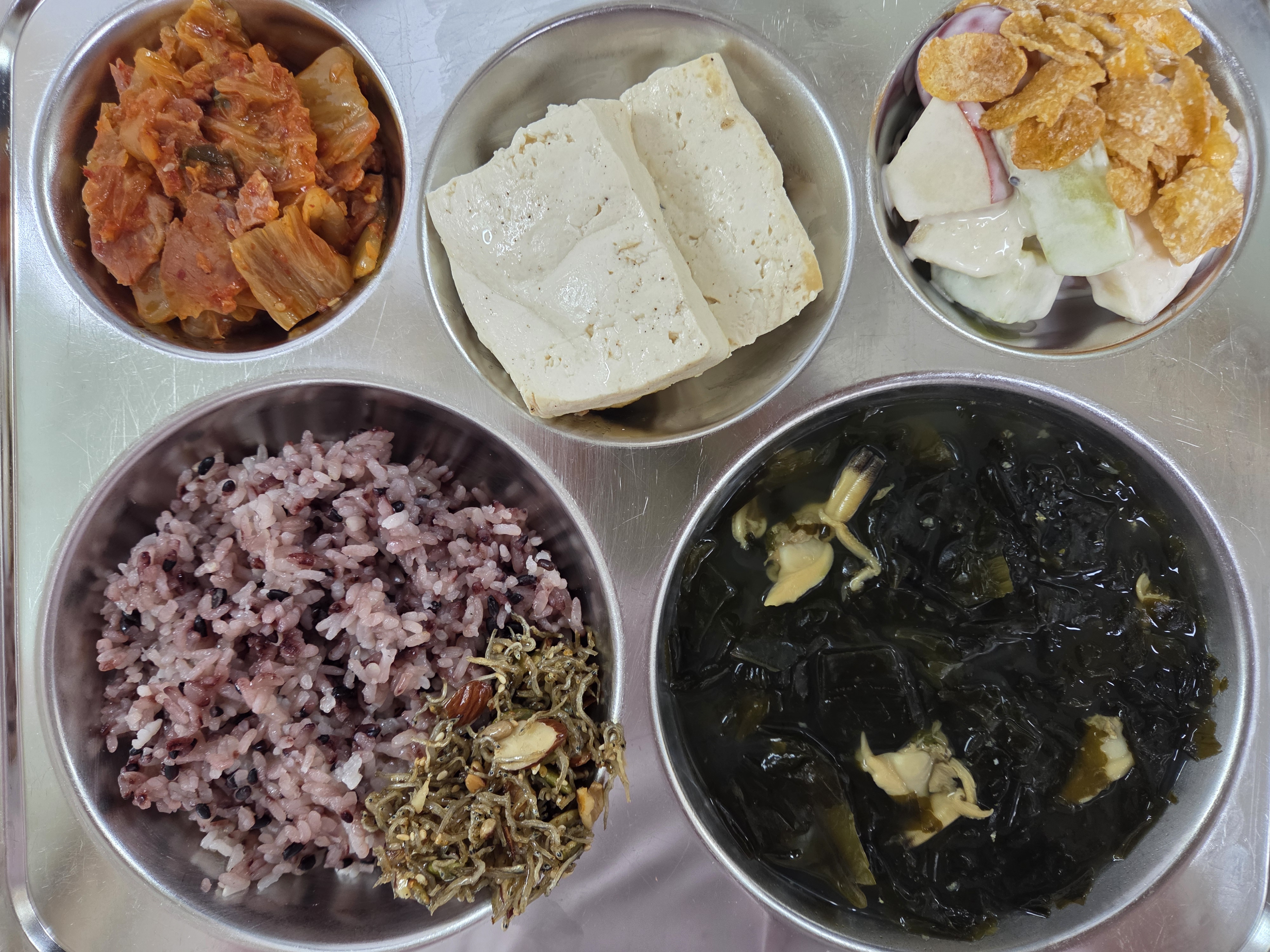 발아찰흑미밥(초) 
바지락살미역국(초) (5.6.9.18)
견과류멸치조림(초) (5.6.13.14)
시리얼과일샐러드(초) (1.2.5.6.12)
베이컨김치볶음(+두부-초) (9.10.13)
두부구이(+볶음김치-초) (5)